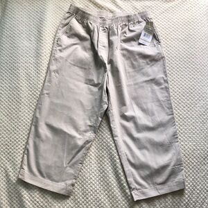 Breckenridge pebble stone beige twill Capri pants
Elastic Brand New Size 12